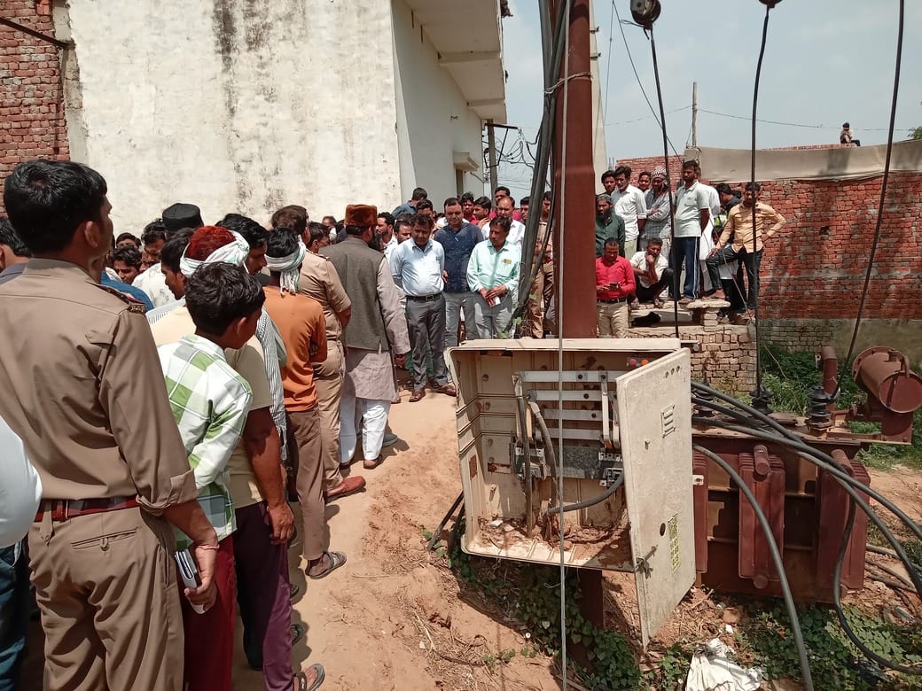 जानसठ के मोहल्ला सराय तुलसीराम की मुस्लिम बस्ती में विद्युत ट्रांसफार्मर पर गिरने से करंट से झु जानसठ के मोहल्ला सराय तुलसीराम की मुस्लिम बस्ती में विद्युत ट्रांसफार्मर पर गिरने से करंट से झु