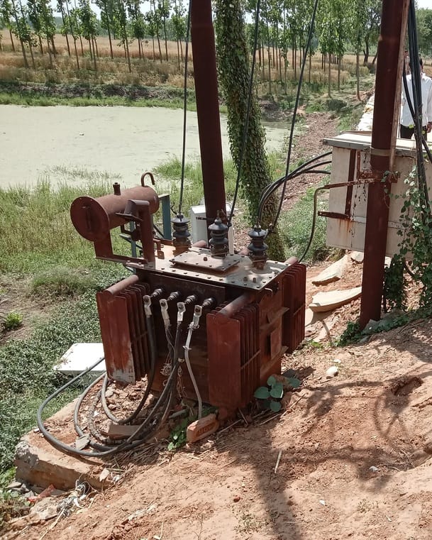 जानसठ के मोहल्ला सराय तुलसीराम की मुस्लिम बस्ती में विद्युत ट्रांसफार्मर पर गिरने से करंट से झु जानसठ के मोहल्ला सराय तुलसीराम की मुस्लिम बस्ती में विद्युत ट्रांसफार्मर पर गिरने से करंट से झु