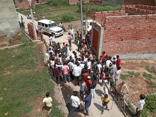 जानसठ के मोहल्ला सराय तुलसीराम की मुस्लिम बस्ती में विद्युत ट्रांसफार्मर पर गिरने से करंट से झु जानसठ के मोहल्ला सराय तुलसीराम की मुस्लिम बस्ती में विद्युत ट्रांसफार्मर पर गिरने से करंट से झु