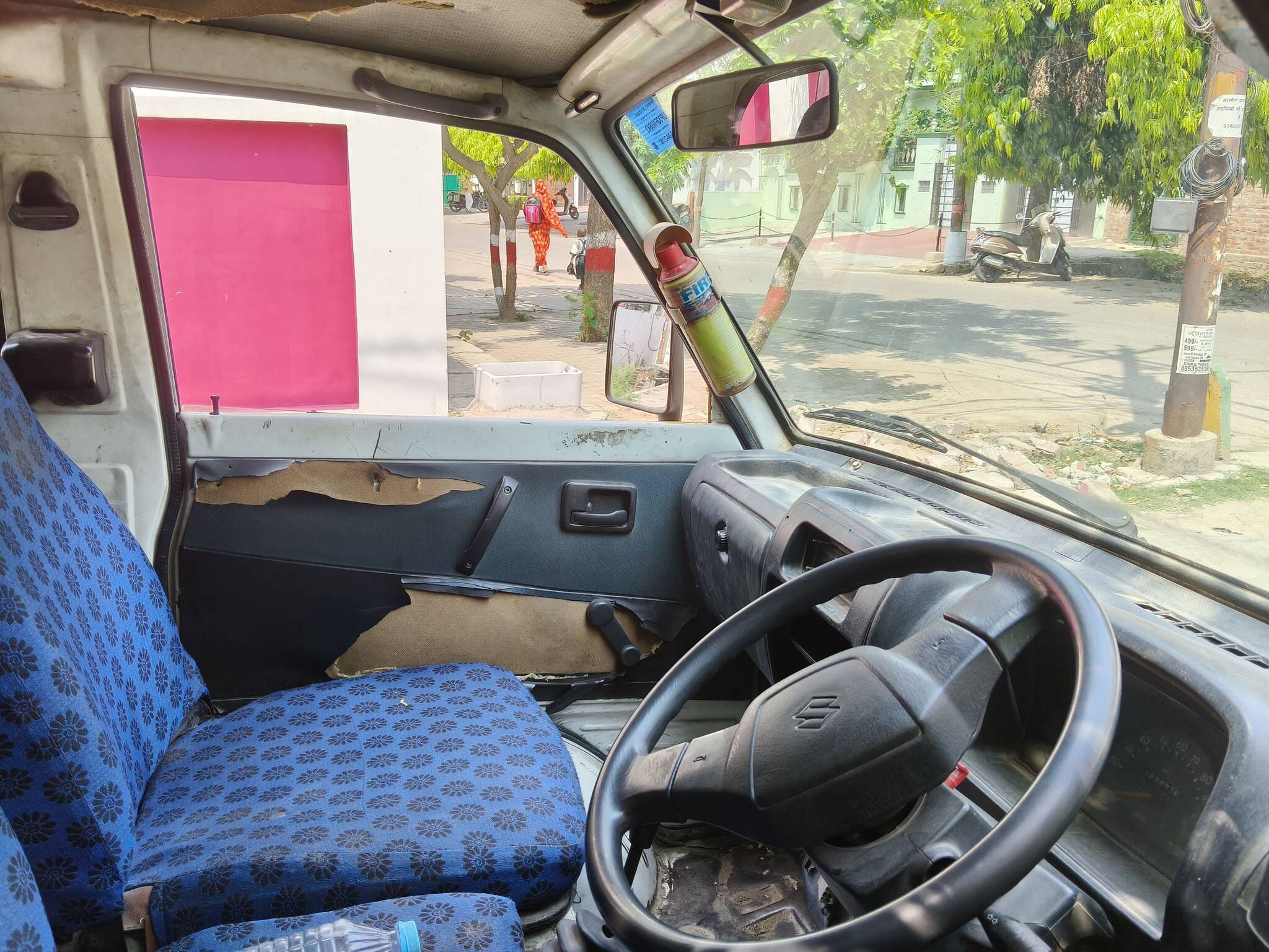 किसी स्कूल वैन में 16 बच्चे बैठे नजर आए तो किसी वैन की खिड़की से ग्रिल गायब