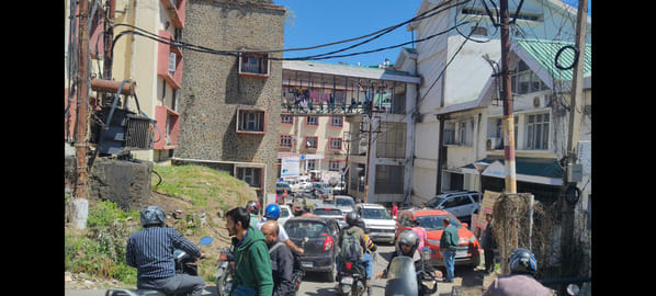 क्षेत्रीय अस्पताल सोलन के पास शुक्रवार को सड़क पर हो रही अवैध पार्किंग के कारण लगा जाम। संवाद