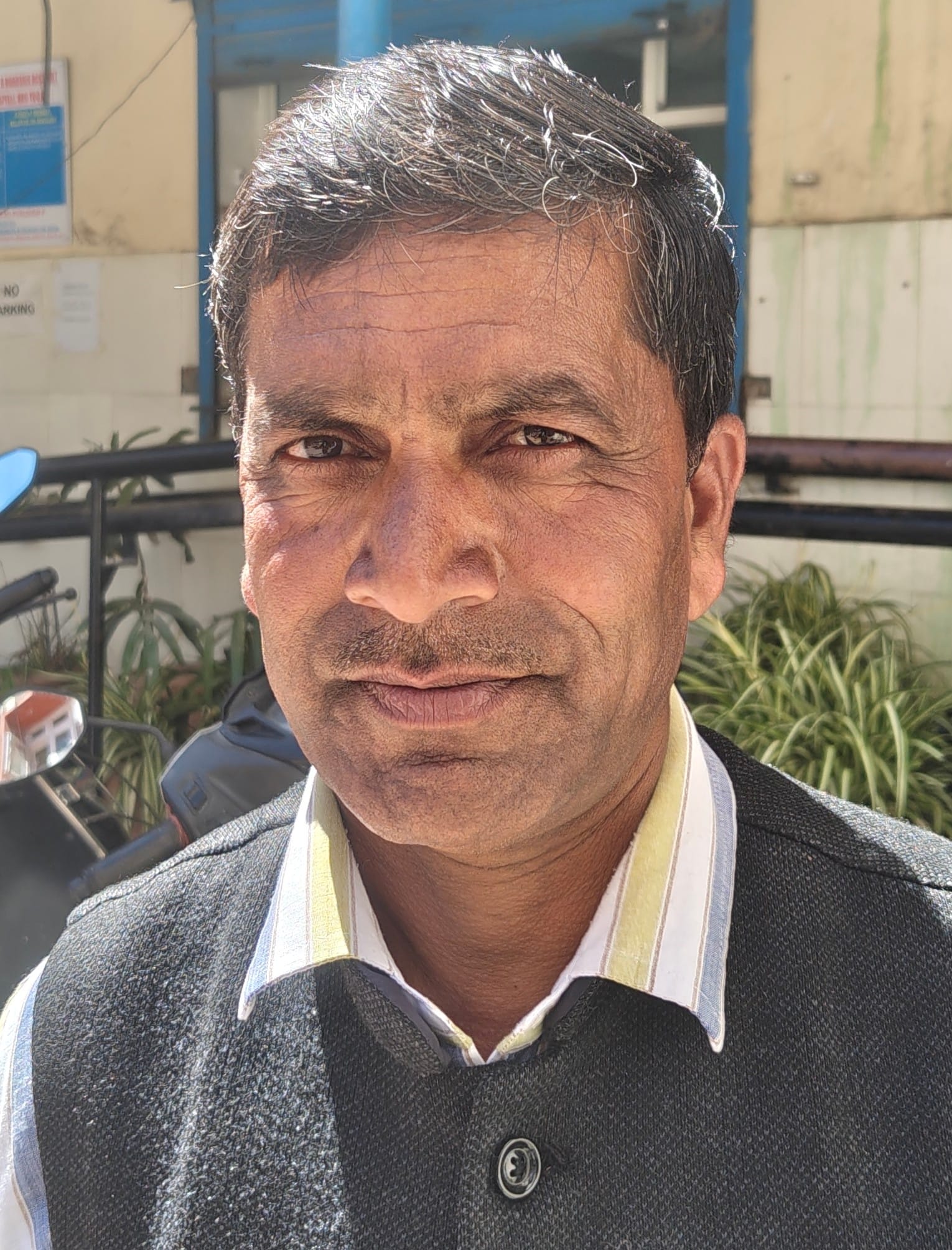 क्षेत्रीय अस्पताल सोलन के पास शुक्रवार को सड़क पर हो रही अवैध पार्किंग के कारण लगा जाम। संवाद