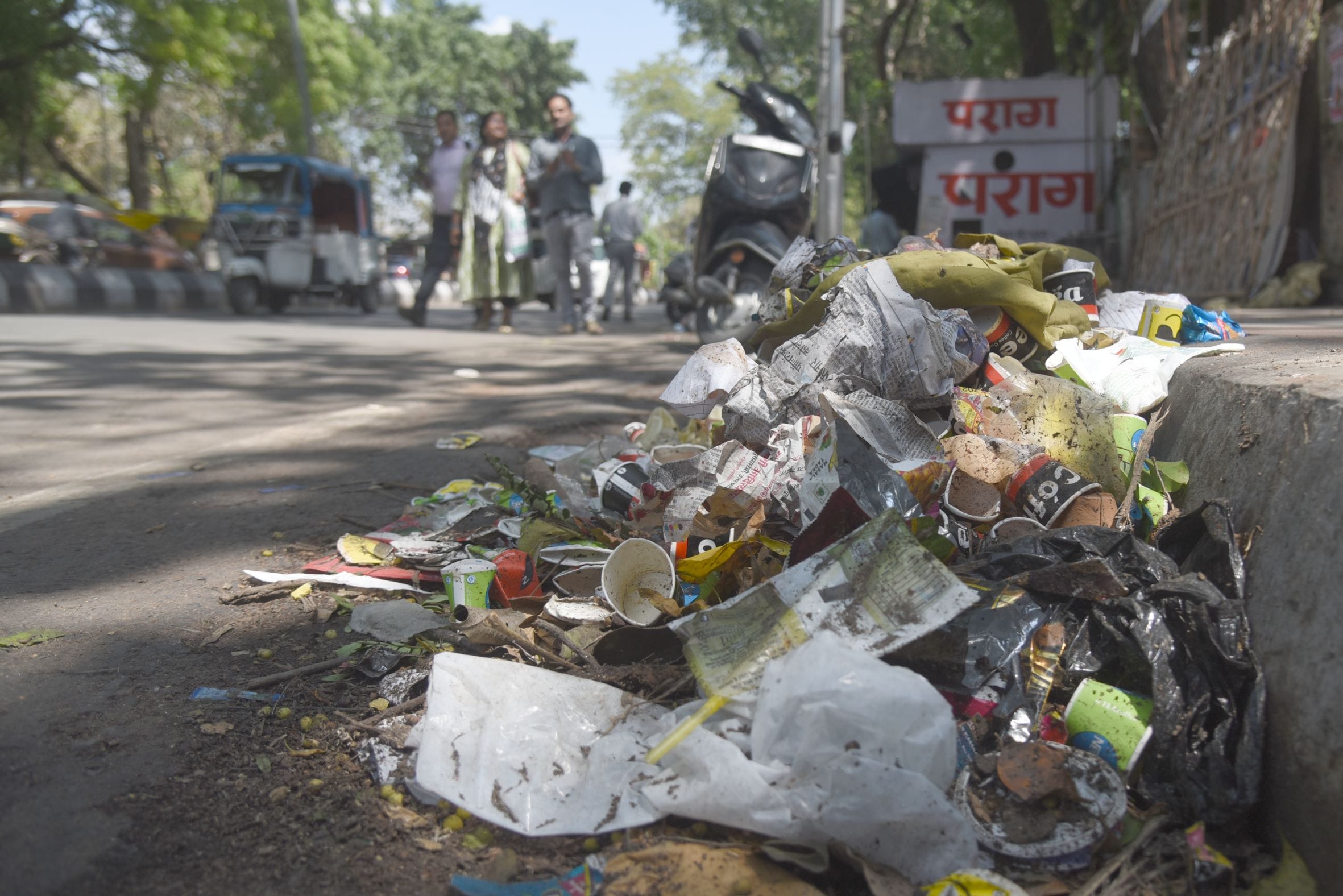 कूड़ा न उठने से बुधवार को सड़कों पर गंदगी फैली रही। कूड़ा न उठने से बुधवार को सड़कों पर गंदगी फैली रही।