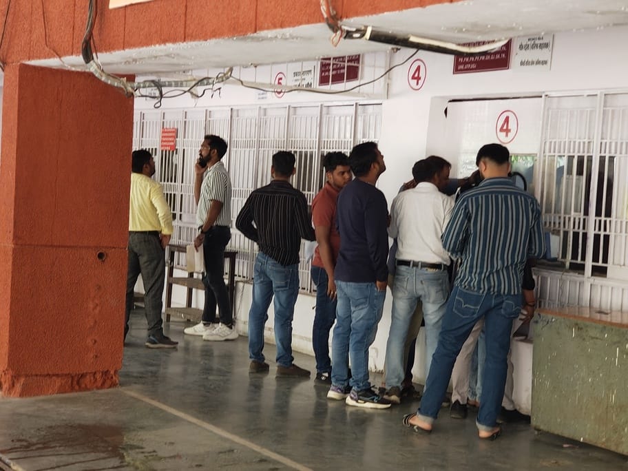 काउंटरों से बाबू गायब, आरटीओ से बैरंग लैाट रहे आवेदक