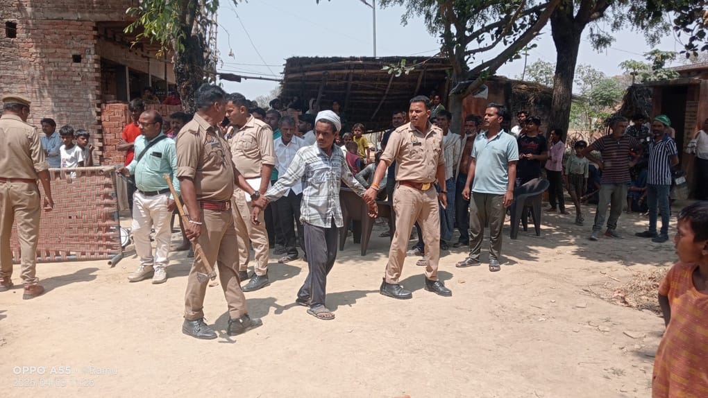 खोजवापुर में अधेड़ की हत्या के बाद मौके पर मौजूद एसपी व अन्य पुलिस कर्मी। संवाद खोजवापुर में अधेड़ की हत्या के बाद मौके पर मौजूद एसपी व अन्य पुलिस कर्मी। संवाद
