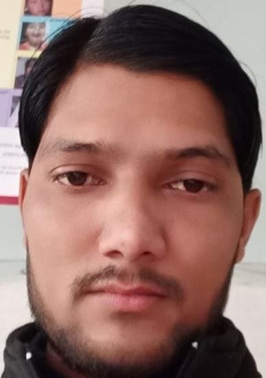 खिरनीबाग स्थित एक ट्रेडर्स की दुकान पर किताबों की खरीदारी के लिए उमड़ी अभिभावकों की भीड़। सं