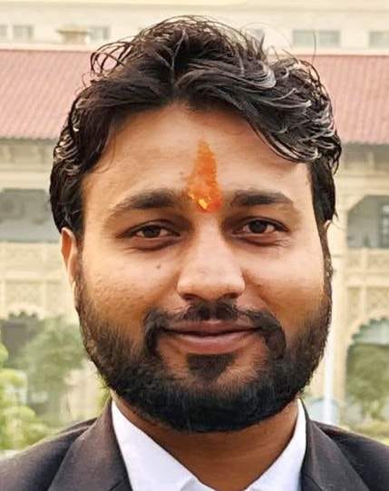 खिरनीबाग स्थित एक ट्रेडर्स की दुकान पर किताबों की खरीदारी के लिए उमड़ी अभिभावकों की भीड़। सं