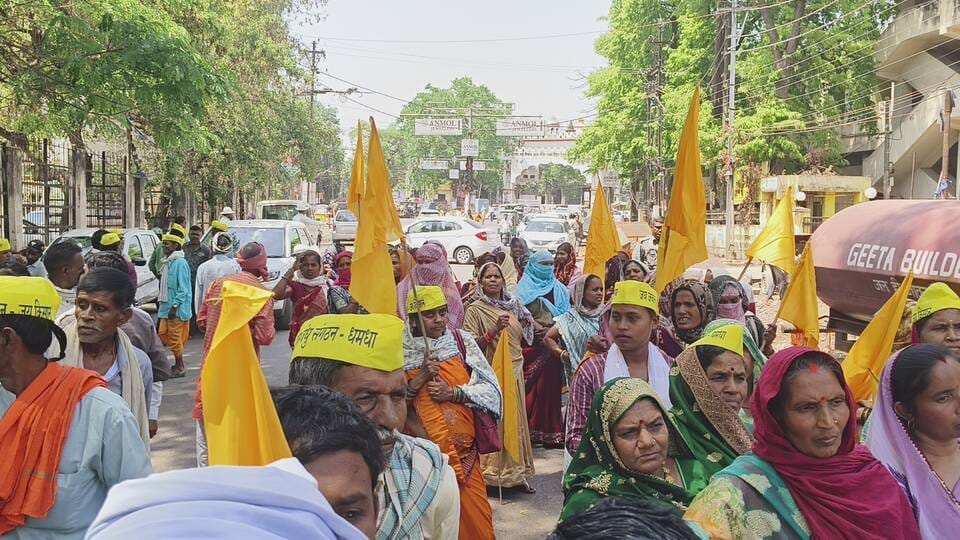 मुआवजा राशि के लिए किसानों ने किया प्रदर्शन