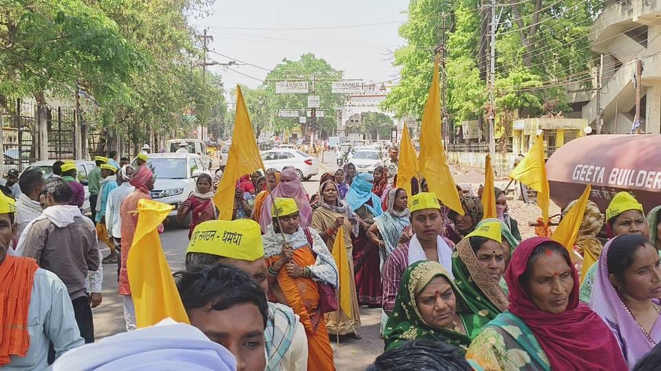 मुआवजा राशि के लिए किसानों ने किया प्रदर्शन