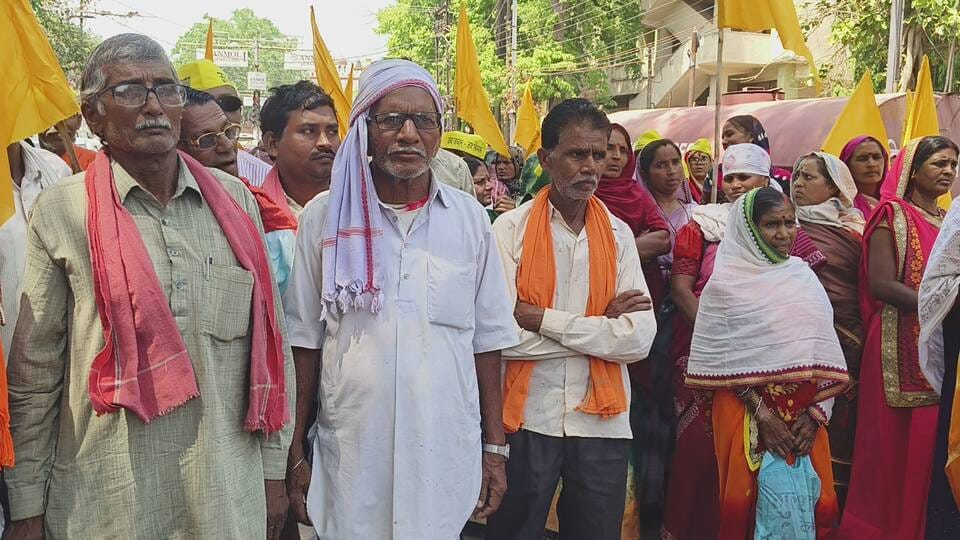 मुआवजा राशि के लिए किसानों ने किया प्रदर्शन