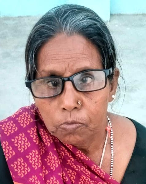 मेडिकल कॉलेज के नैत्र विभाग में मरीज की आंखों की जांच करते डॉक्टर।  संवाद
