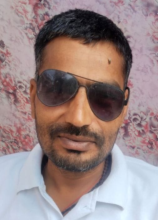 मेडिकल कॉलेज के नैत्र विभाग में मरीज की आंखों की जांच करते डॉक्टर।  संवाद