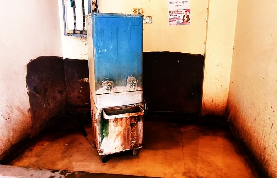 मंझनपुर स्थित बस डिपो में पानी पीने की जगह पर पसरी गंदगी। संवाद मंझनपुर स्थित बस डिपो में पानी पीने की जगह पर पसरी गंदगी। संवाद