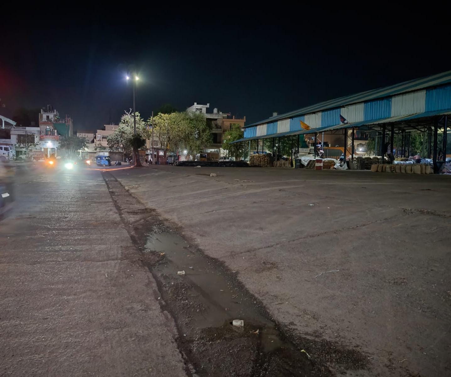 नई अनाज मंडी में गेट पास काटने का स्थान तो खुला मगर नहीं है कोई किसान। संवाद