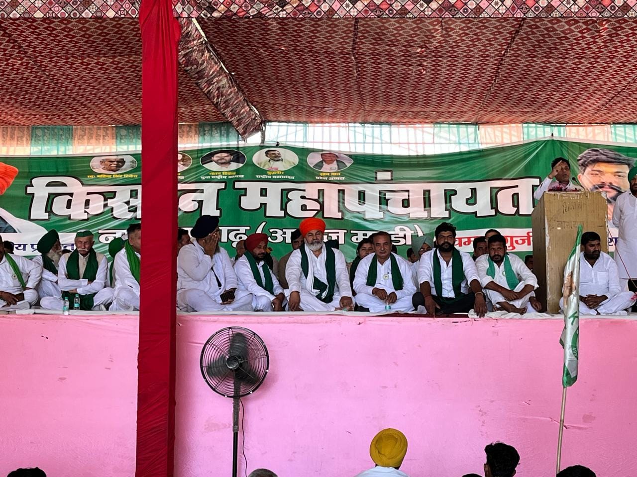 नारायणढ़ में आयोजित किसान महापंचायत के दौरान मौजूद किसान। नारायणढ़ में आयोजित किसान महापंचायत के दौरान मौजूद किसान।