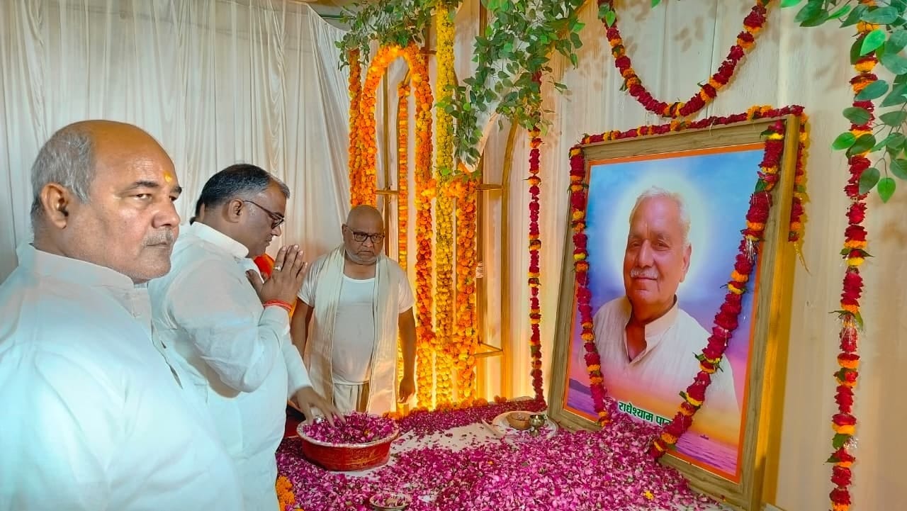 पीएचसी कोइनहा के निरीक्षण के दौरान दवाओं की उपलब्धता की जानकारी लेते डिप्टी सीएम। श्रोत-सूचना क
