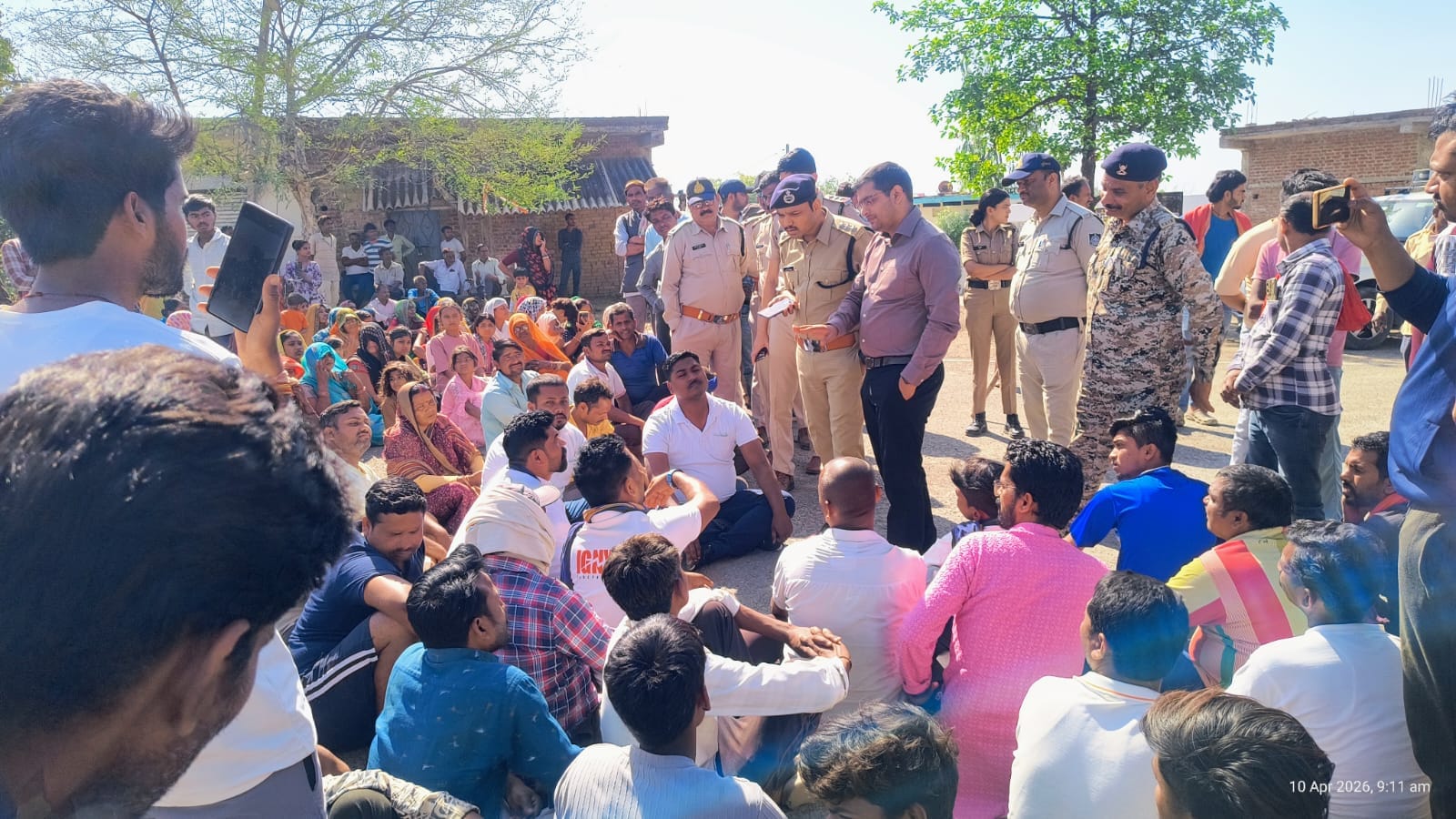 प्रतिमा के साथ छेड़छाड़ प्रदर्शन जारी