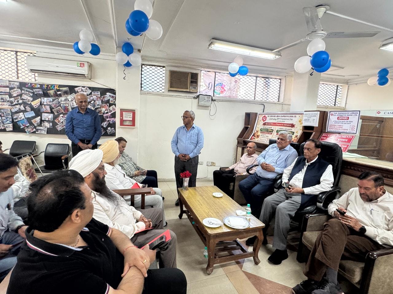 परवाणू अर्बन कोऑपरेटिव बैंक लिमिटिड की सोलन शाखा में 29वें स्थापना दिवस के अवसर मौजूद लोग। स्रो