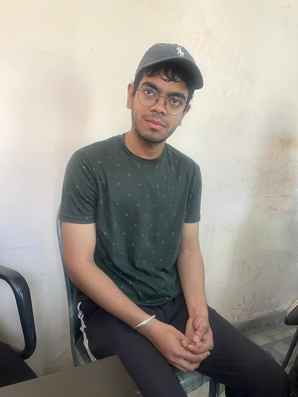 पुत्र कृष्णा का मुंह मिठा करवाते शिव चुन्नी। स्वयं