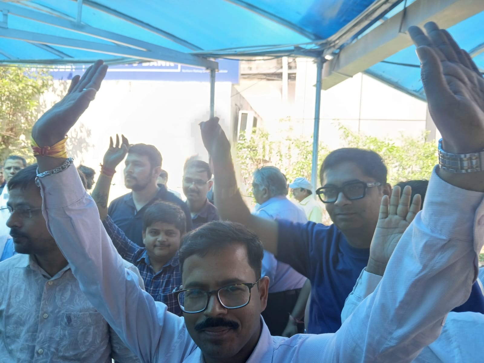 रेलकर्मियों की लंबित मांगों को लेकर विरोध-प्रदर्शन