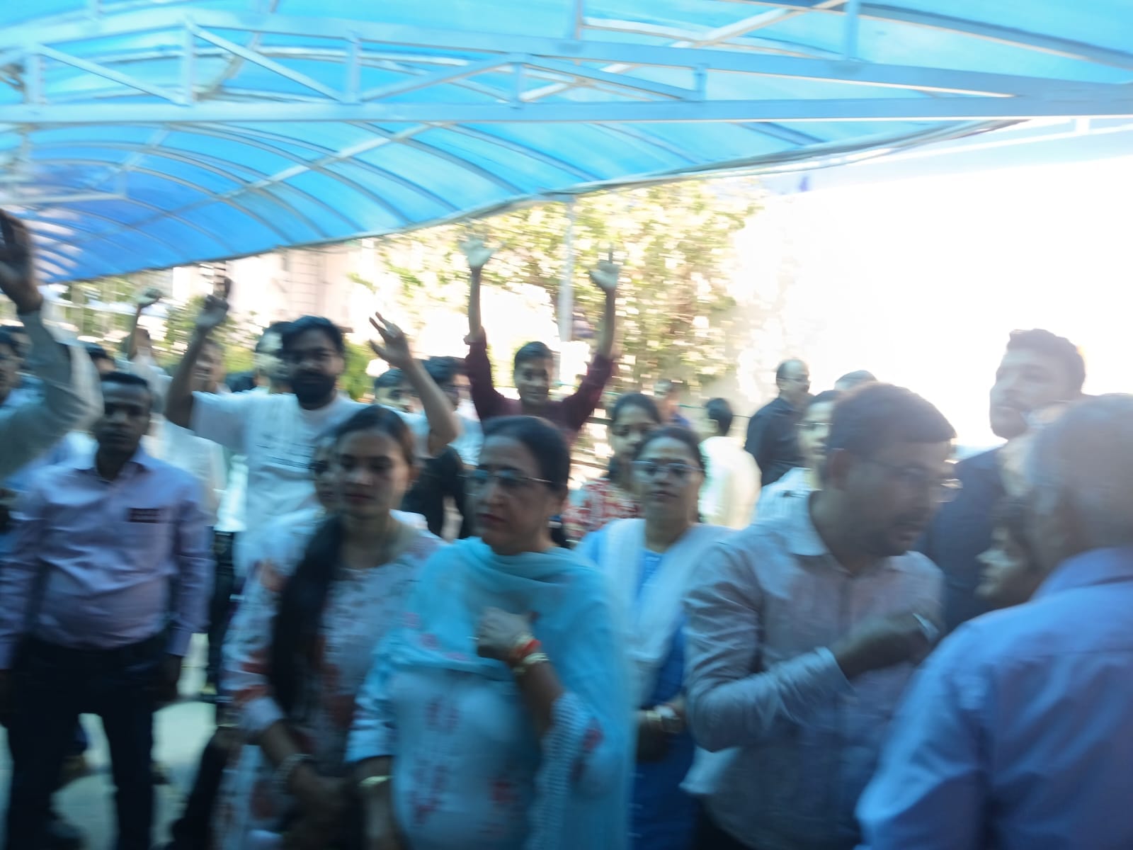 रेलकर्मियों की लंबित मांगों को लेकर विरोध-प्रदर्शन