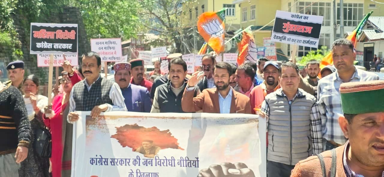 रामपुर में भाजपा के प्रदर्शन को संबोधित करते नेता कौल सिंह नेगी। संवाद