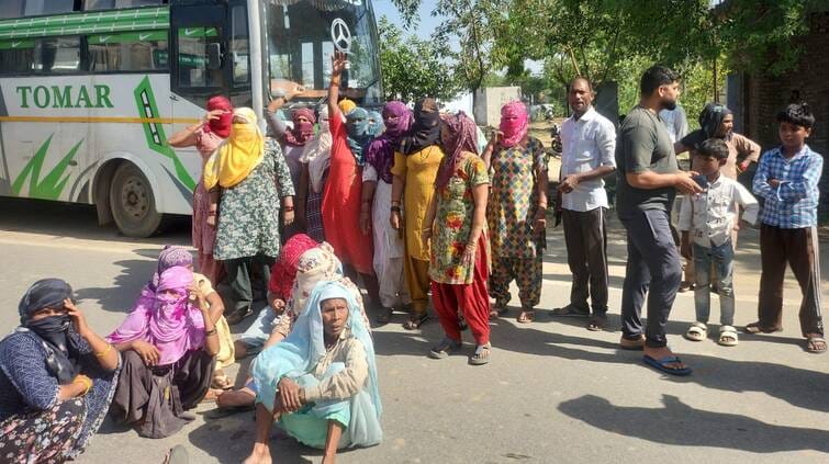 सिंभावली में सड़क पर बैठकर जाम लगाती महिलाएं। संवाद