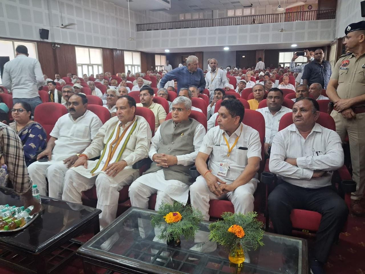सांग की प्रस्तुति देते रंगकर्मी। स्रोत : संस्था