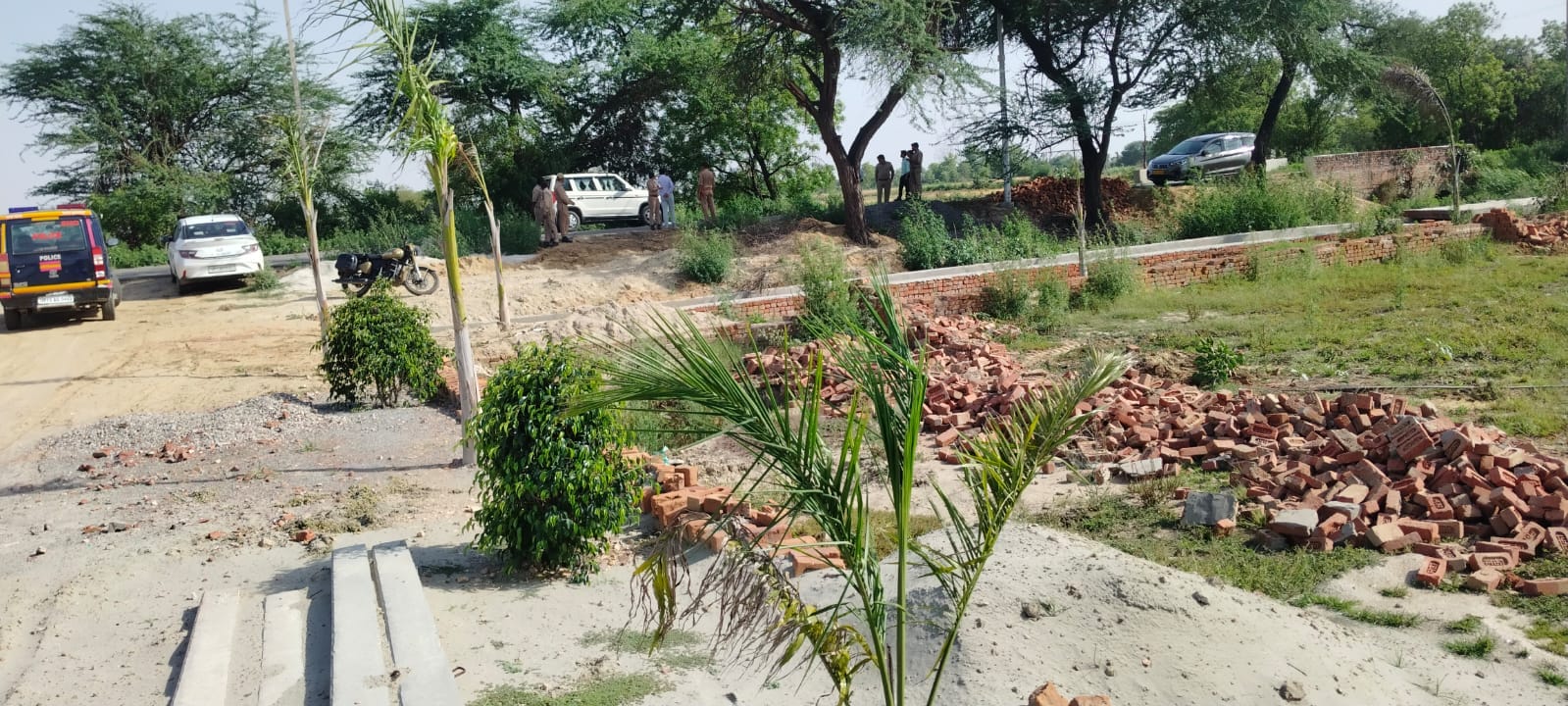 सिकंदराबाद क्षेत्र में अनधिकृत कालोनी को ध्वस्त करता प्राधिकरण का बुलडोजर। स्रोत : प्राधिकरण सिकंदराबाद क्षेत्र में अनधिकृत कालोनी को ध्वस्त करता प्राधिकरण का बुलडोजर। स्रोत : प्राधिकरण