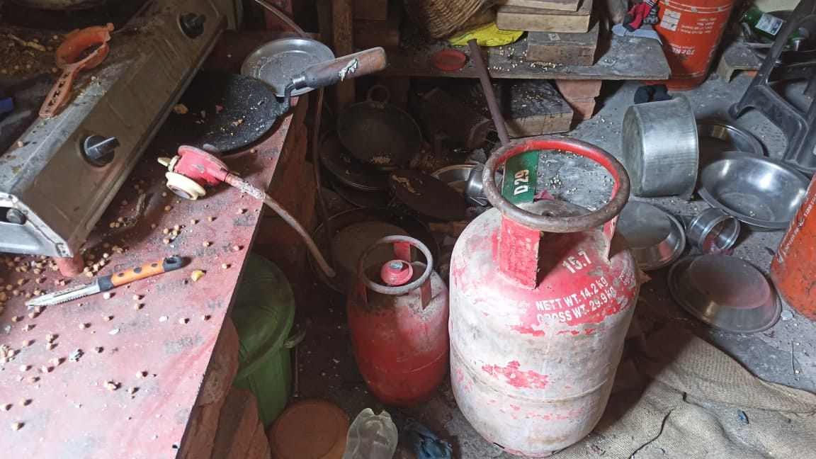 सिलिंडर फटने से झुलसी सिमरन को चंडीगढ़ पीजीआई लेकर जाती एंबुलेंस। संवाद सिलिंडर फटने से झुलसी सिमरन को चंडीगढ़ पीजीआई लेकर जाती एंबुलेंस। संवाद