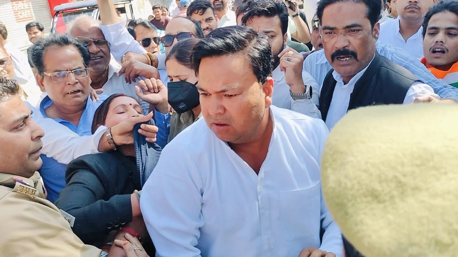 शाहजहांपुर में कांग्रेस की महिला कार्यकर्ता से पुतला छीनती पुलिस। संवाद शाहजहांपुर में कांग्रेस की महिला कार्यकर्ता से पुतला छीनती पुलिस। संवाद