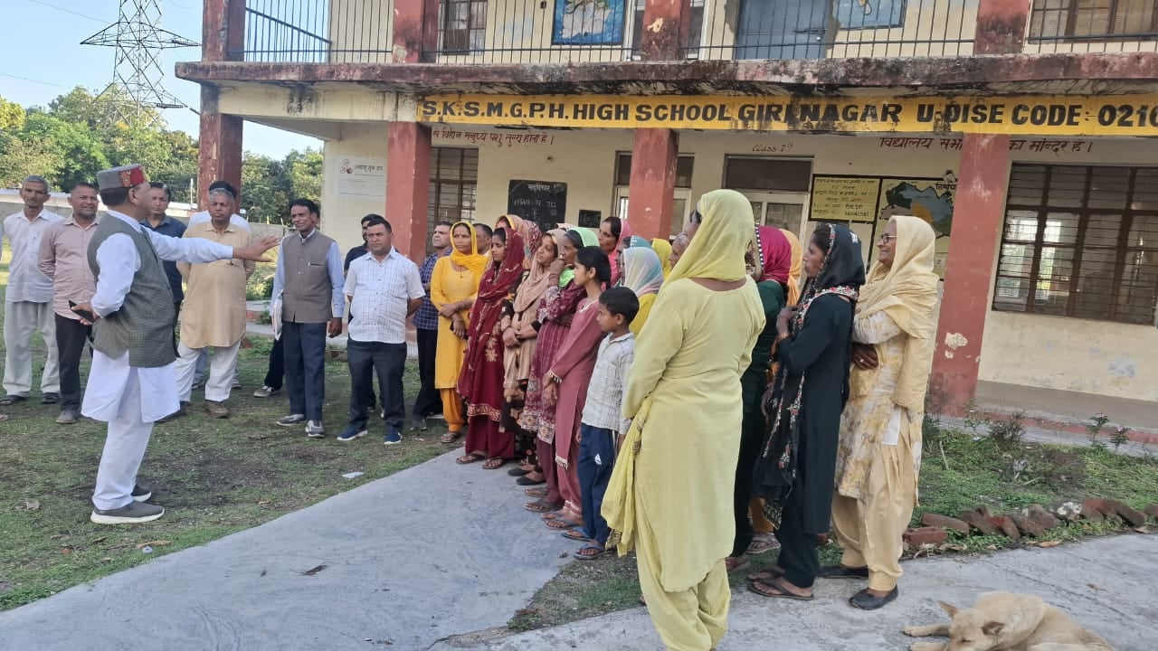 शहीद कुलविंद्र सिंह गिरिनगर स्कूल के बाहर ग्रामीणों को संबोधित करते डॉ राजीव बिंदल। स्रोत: संगठ