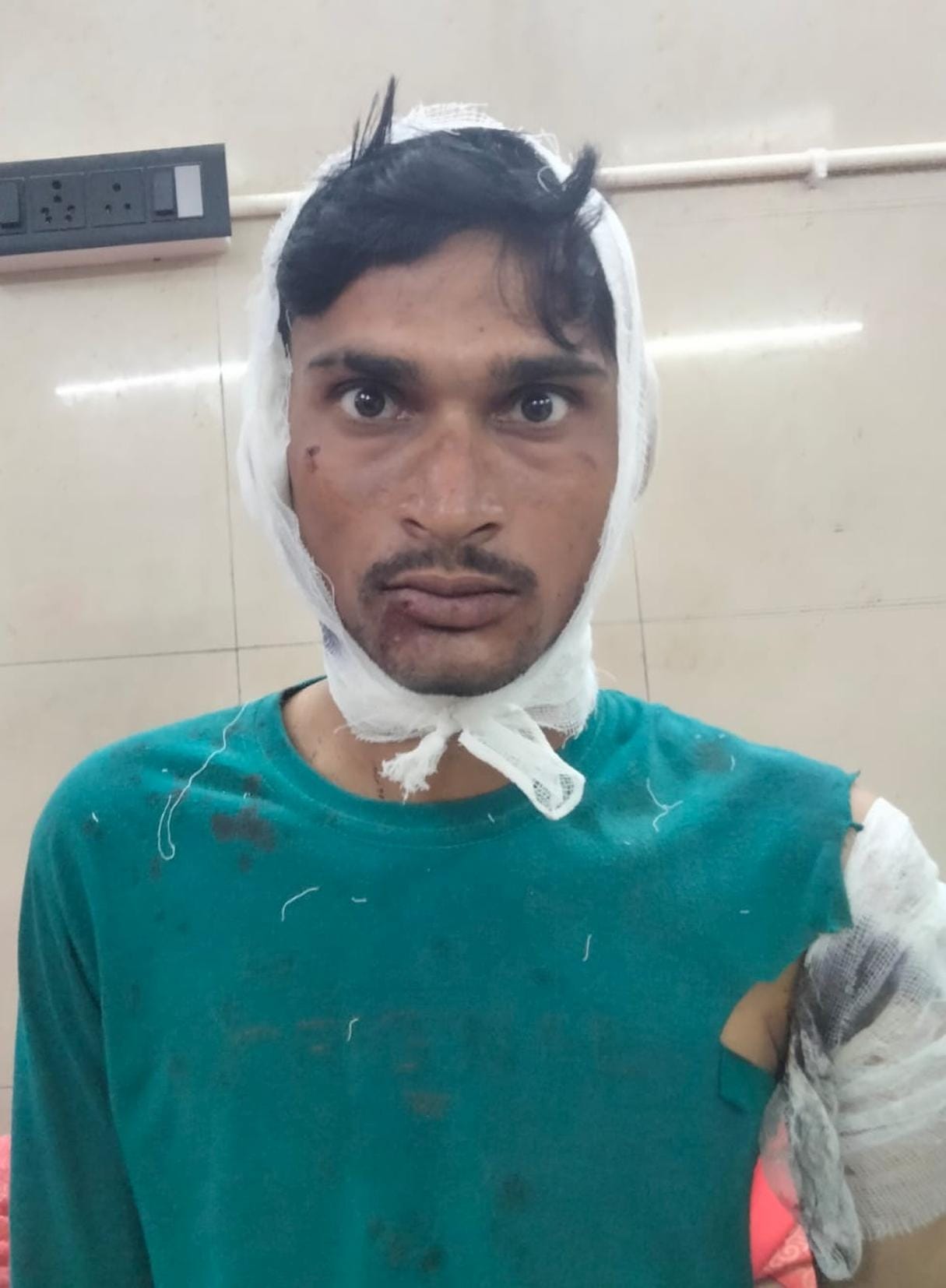 तेंदुए के हमले में घायल आरती।