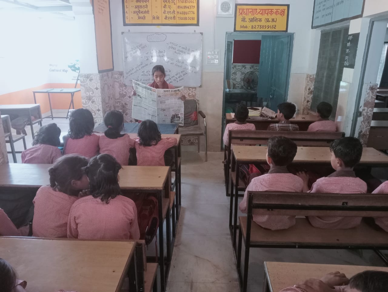 दौराला - भराला स्थित प्राथमिक विद्यालय में अमर उजाला में प्रकाशित खबर को पढ़कर सुनाता छात्र हिम दौराला - भराला स्थित प्राथमिक विद्यालय में अमर उजाला में प्रकाशित खबर को पढ़कर सुनाता छात्र हिम