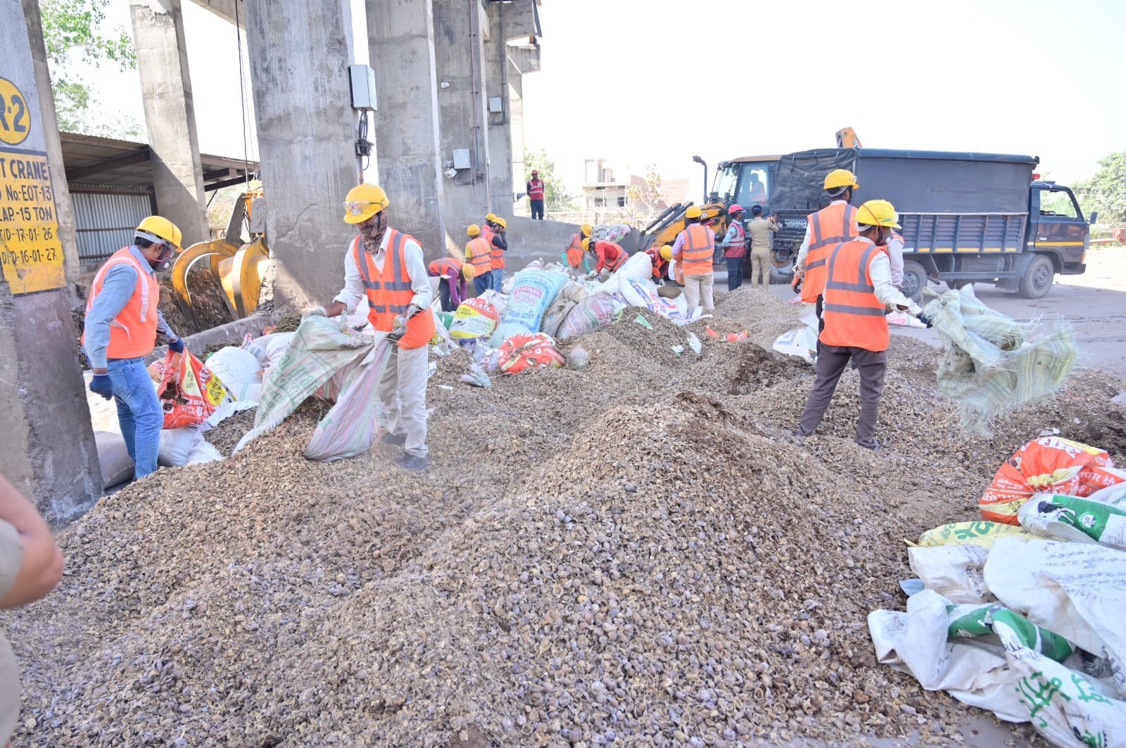 वाराणसी-शक्तिनगर हाईवे पर वाहन चालकों का मशीन से जांच करती अनपरा पुलिस। संवाद वाराणसी-शक्तिनगर हाईवे पर वाहन चालकों का मशीन से जांच करती अनपरा पुलिस। संवाद