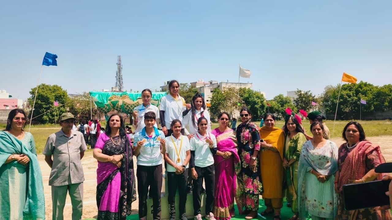 05-एमकेजेके कॉलेज में आयोजित वार्षिक एथलेटिक्स मीट के दौरान योगा करती छात्राएं। स्रोत- कॉलेज