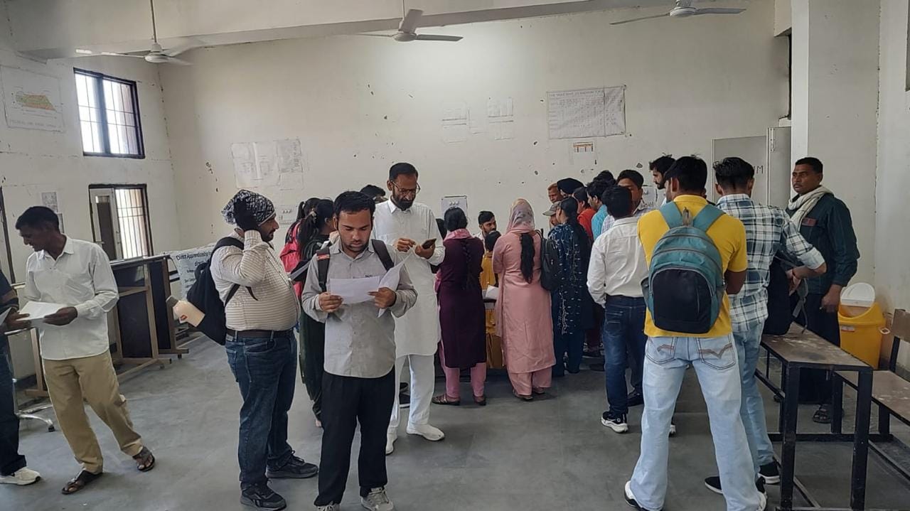 आईटीआई नाचरौन में आयोजित रोजगार मेले में पहुंचे युवा। संस्थान