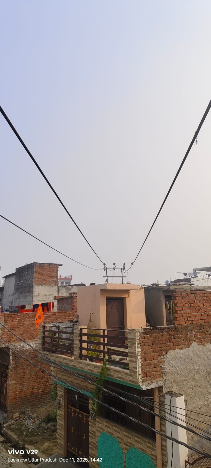 भूमिगत होने के बाद घर की छतों के ऊपर से नहीं जाएंगे बिजली के तार। भूमिगत होने के बाद घर की छतों के ऊपर से नहीं जाएंगे बिजली के तार।