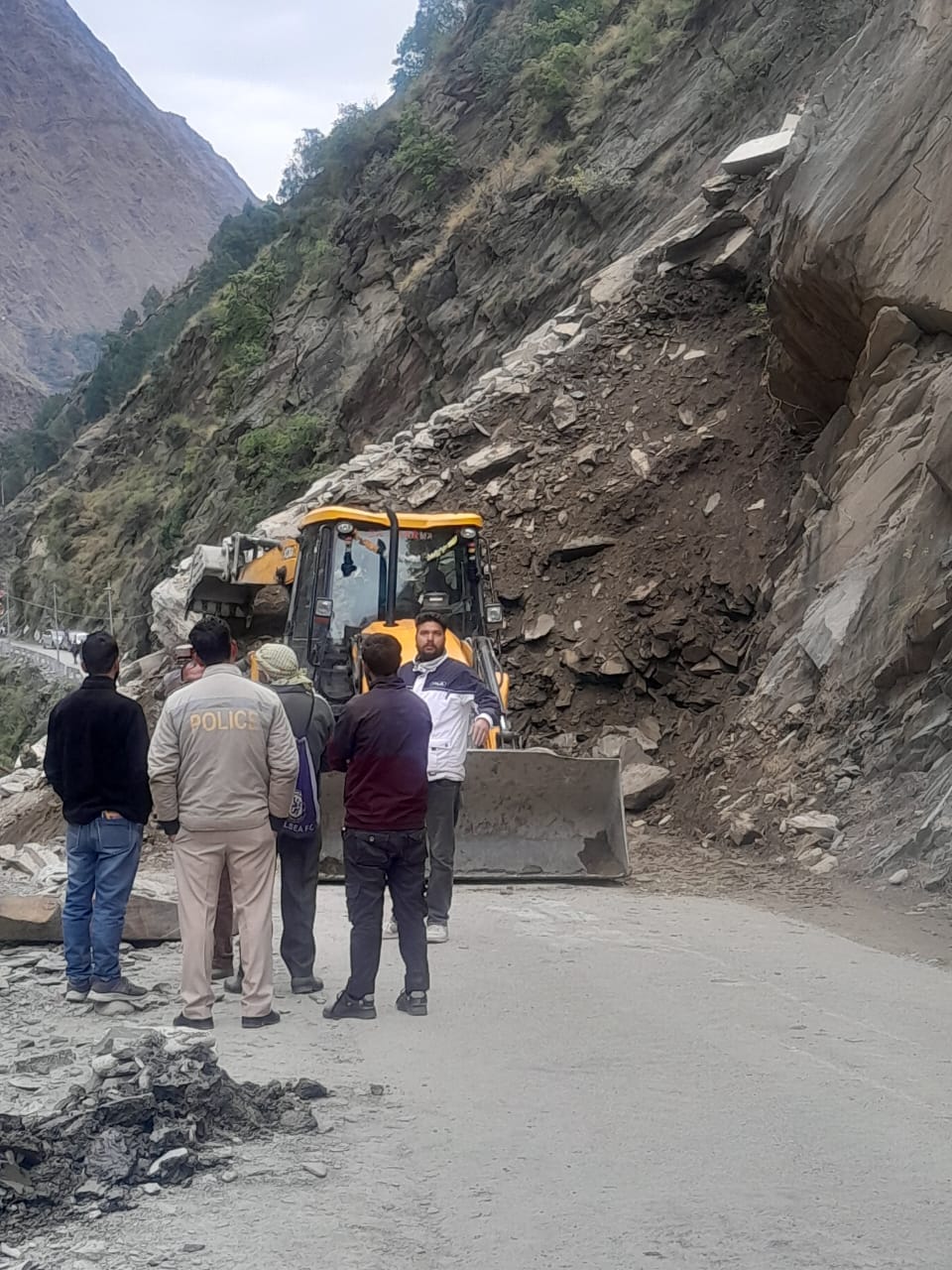 चंबा-भरमौर राष्ट्रीय उच्च मार्ग पर बत्ती दी हट्टी के पास पहाड़ी दरकने से अवरूद्ध मार्ग। स्त्रोत