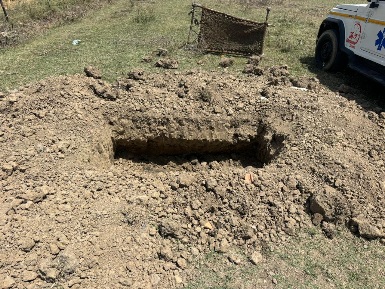 फोटो - 10 क्रब खोदने के दौरान मौजूद अधिकारी व पुलिस। संवाद