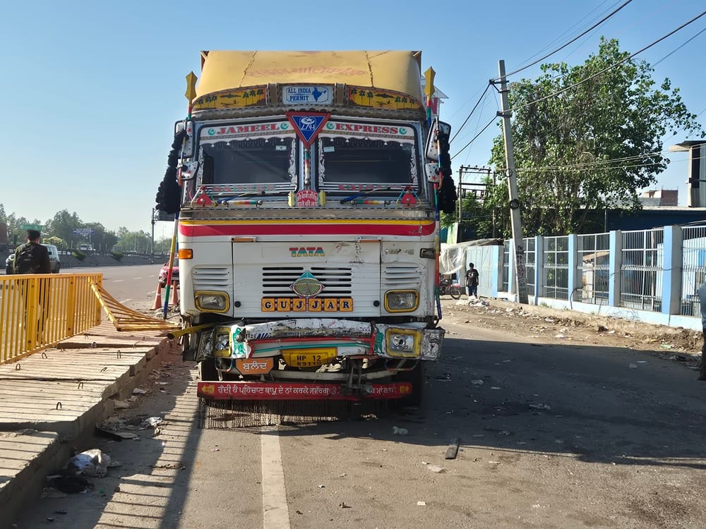 फोटो :16: सोनीपत के गांव राई के पास हादसे में क्षतिग्रस्त हुई कार को देखते राहगीर। संवाद