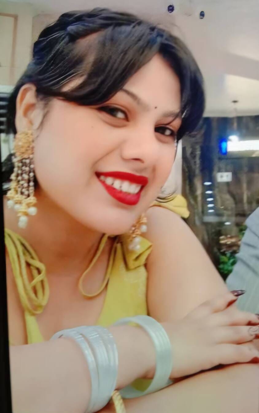 फोटो :16: सोनीपत के गांव राई के पास हादसे में क्षतिग्रस्त हुई कार को देखते राहगीर। संवाद