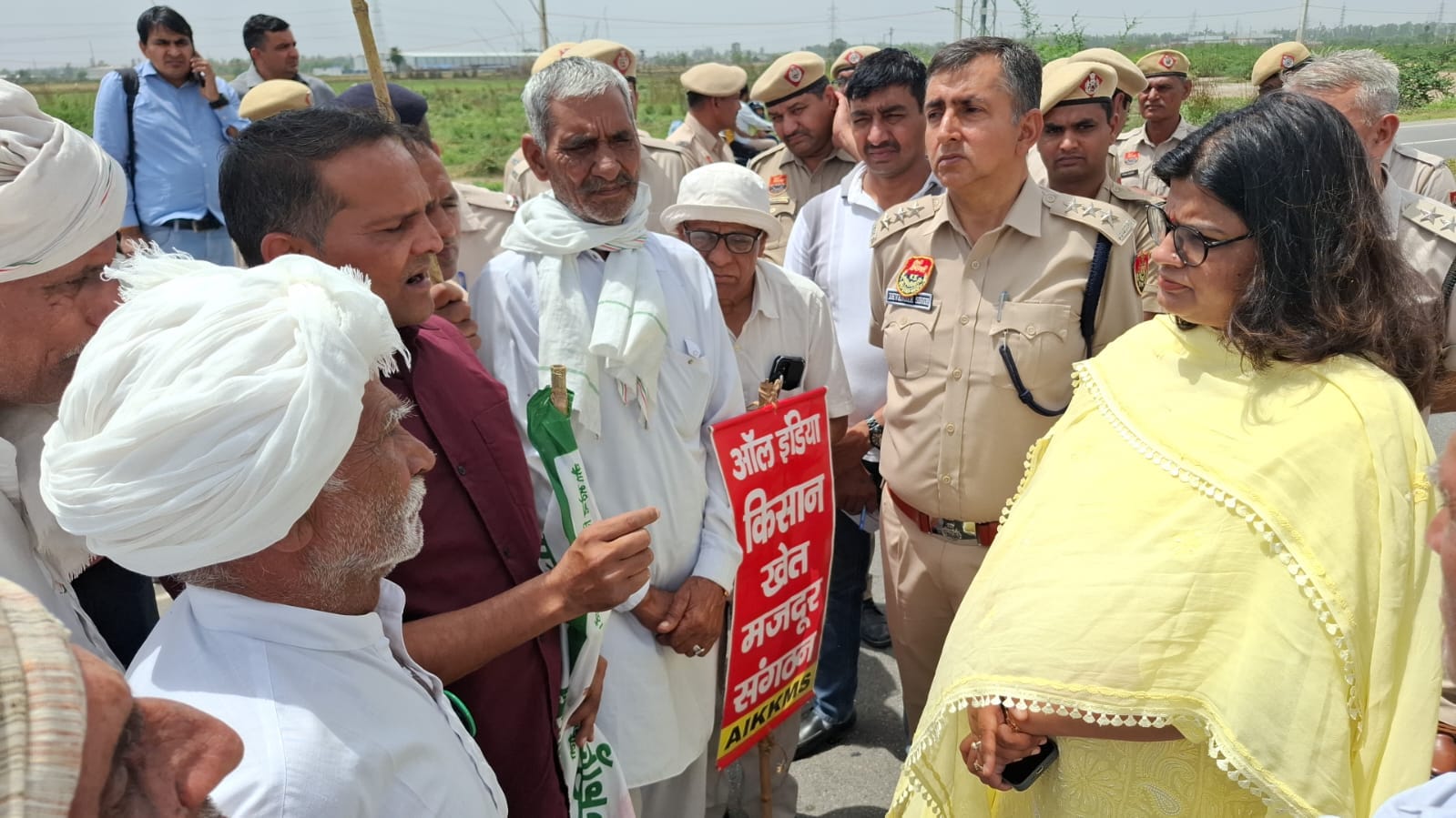 फोटो :20: सोनीपत के गांव रतनगढ़ के पास हाईवे पर बैठे किसान। स्रोत किसान यूनियन फोटो :20: सोनीपत के गांव रतनगढ़ के पास हाईवे पर बैठे किसान। स्रोत किसान यूनियन