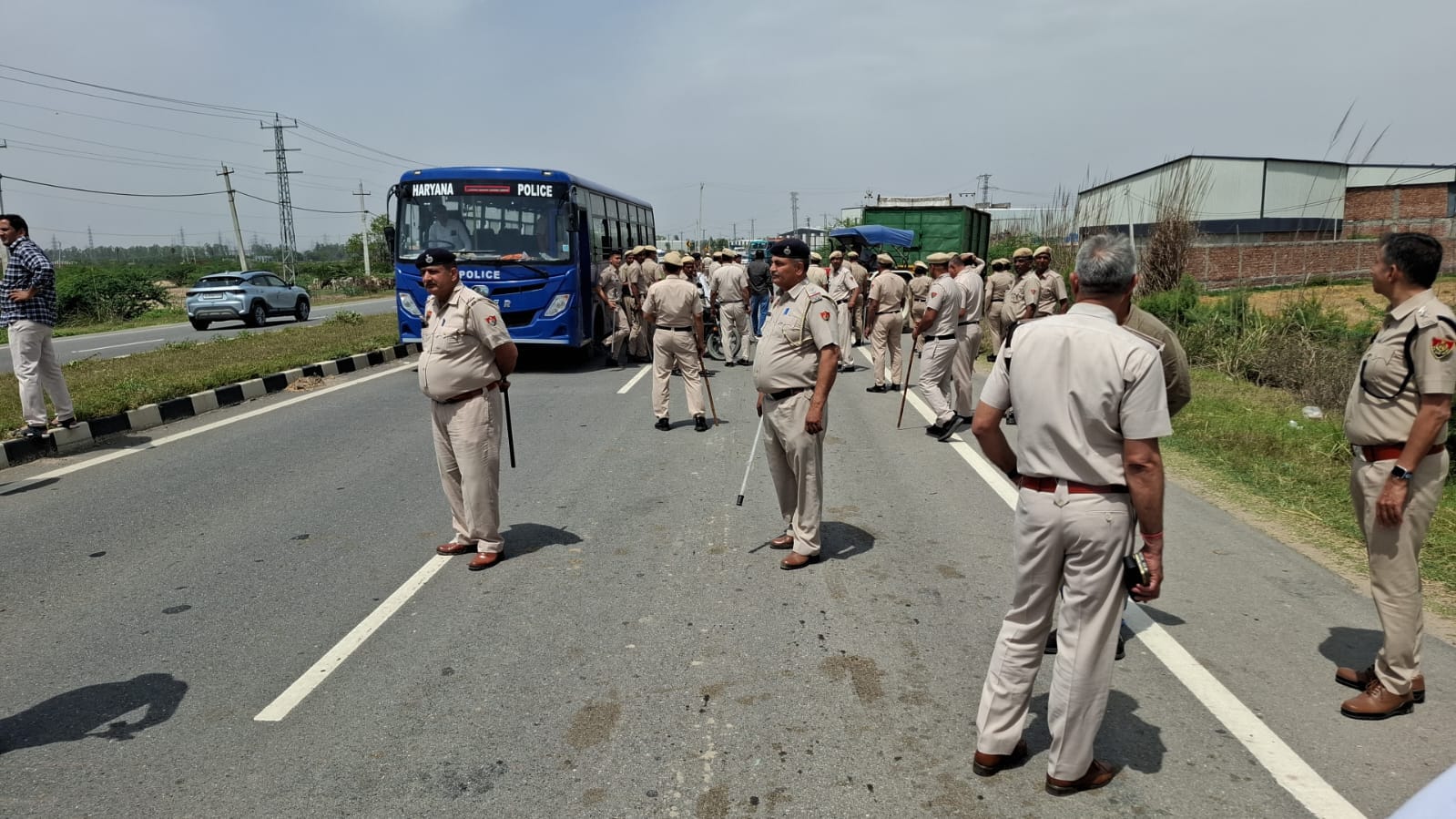 फोटो :20: सोनीपत के गांव रतनगढ़ के पास हाईवे पर बैठे किसान। स्रोत किसान यूनियन फोटो :20: सोनीपत के गांव रतनगढ़ के पास हाईवे पर बैठे किसान। स्रोत किसान यूनियन