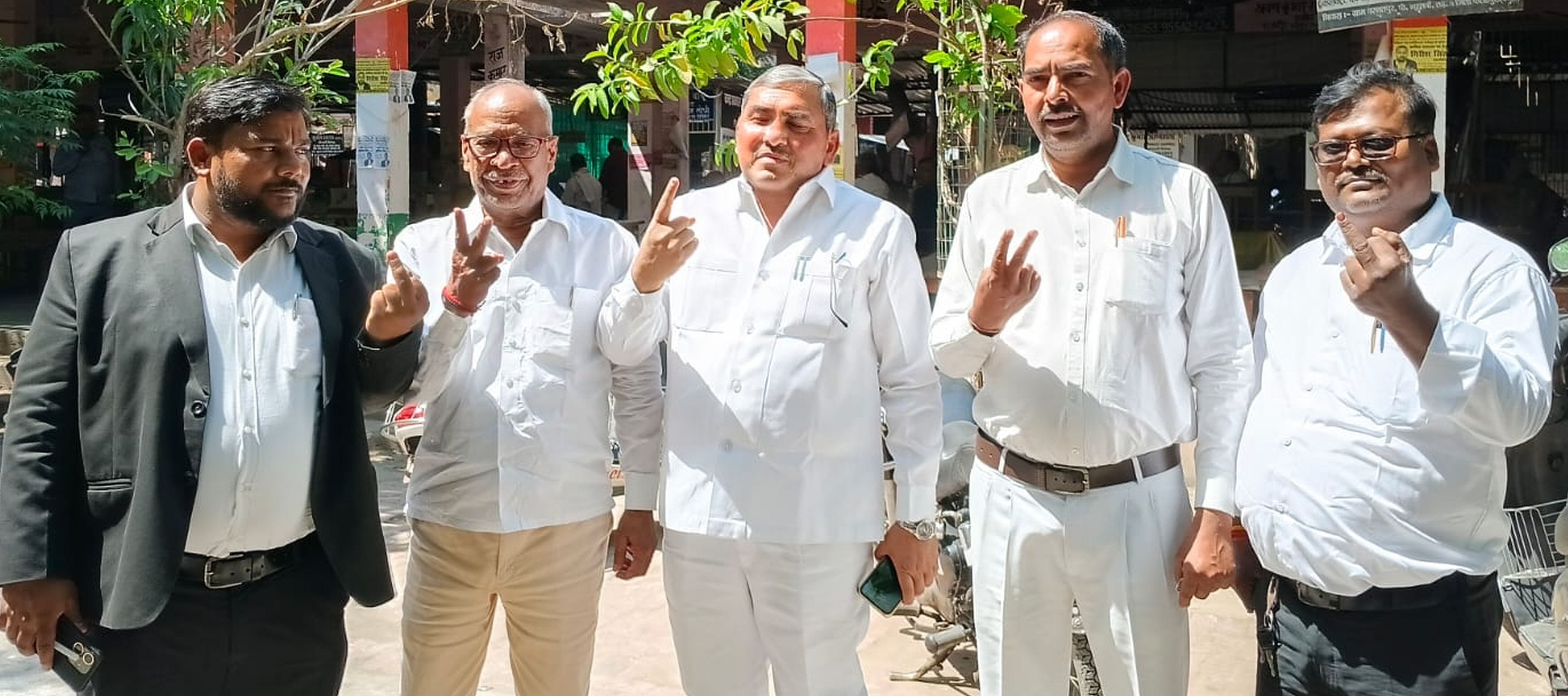 फोटो-29-मतदान पेटी में अपना मत देते अधिवक्ता। संवाद