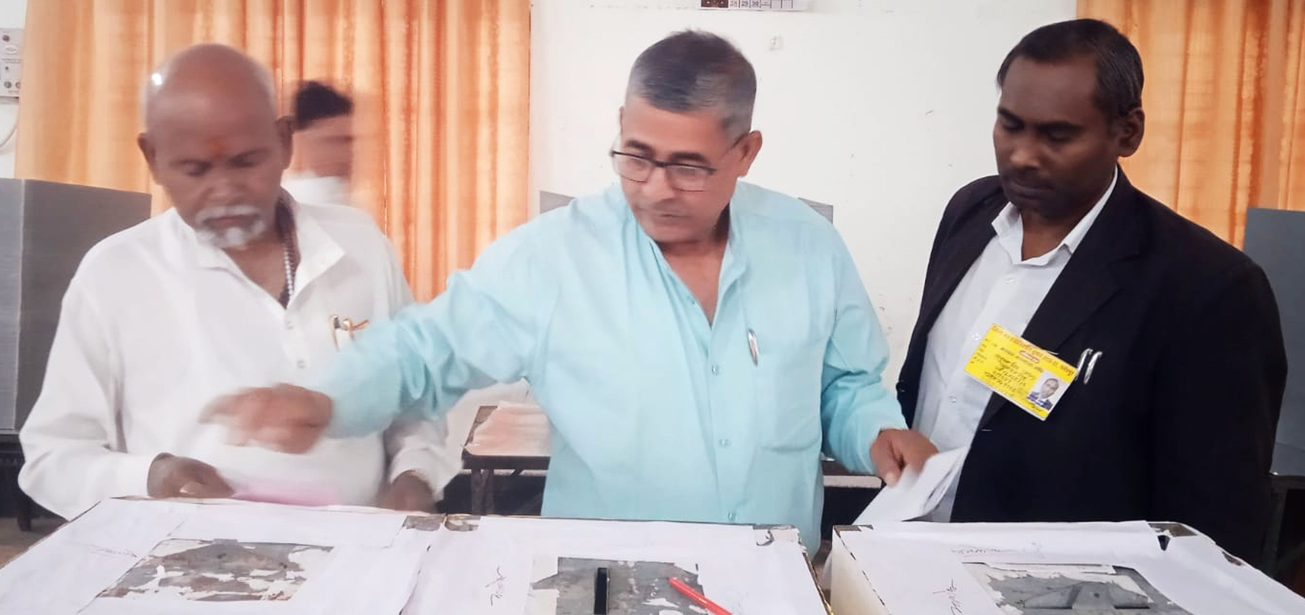 फोटो-29-मतदान पेटी में अपना मत देते अधिवक्ता। संवाद