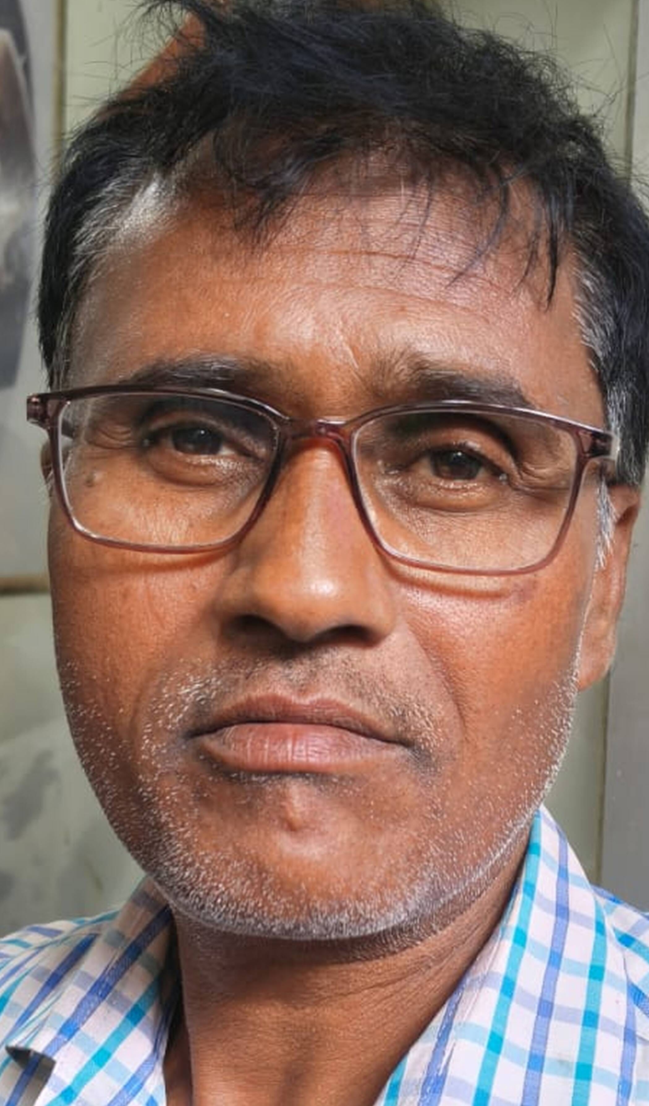 फोटो-32 भारत गैस एजेंसी के भीतर लगी लोगों की भीड़। संवाद