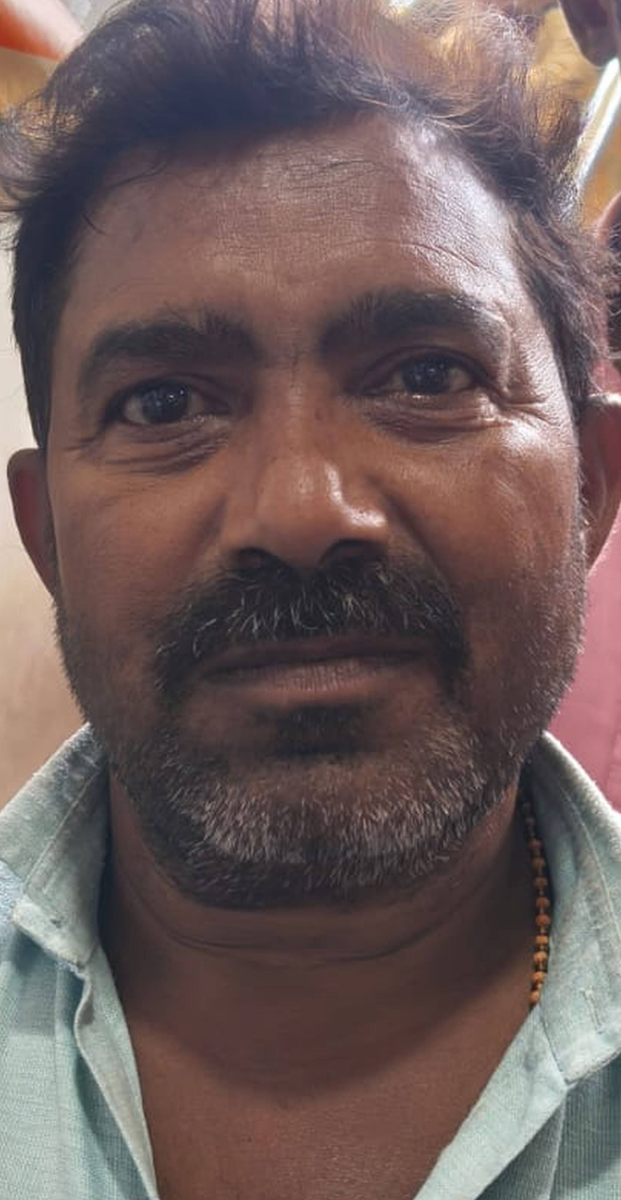 फोटो-32 भारत गैस एजेंसी के भीतर लगी लोगों की भीड़। संवाद