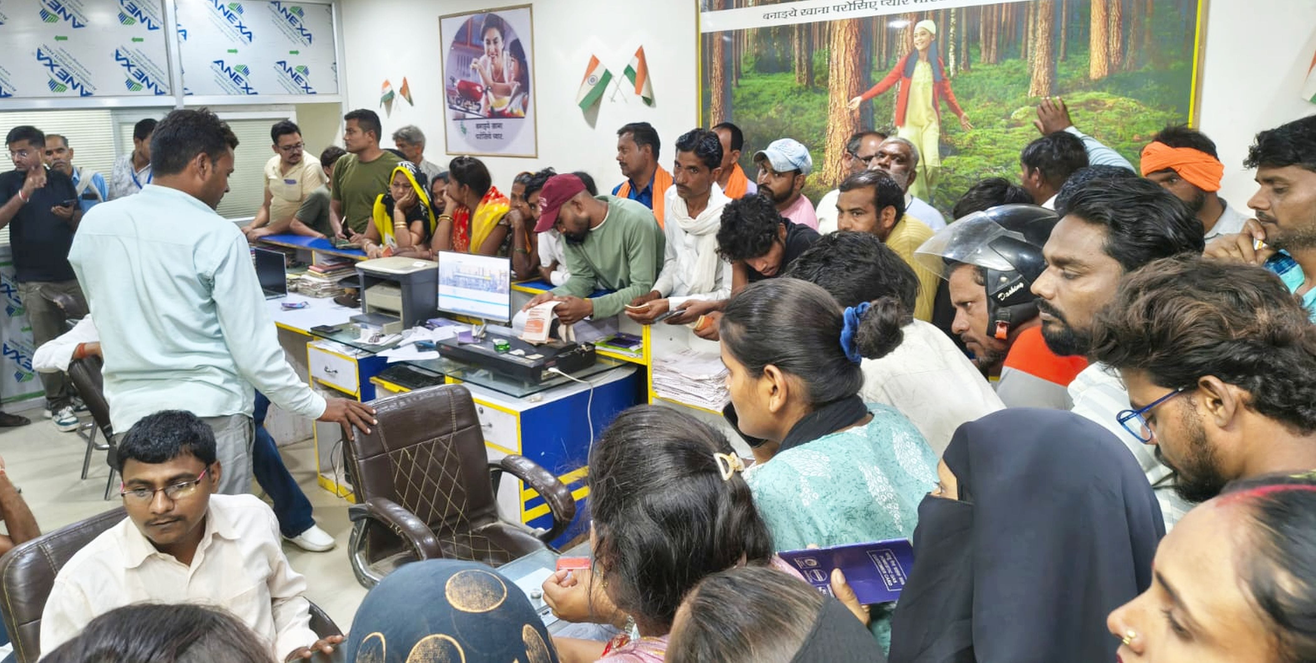 फोटो-32 भारत गैस एजेंसी के भीतर लगी लोगों की भीड़। संवाद