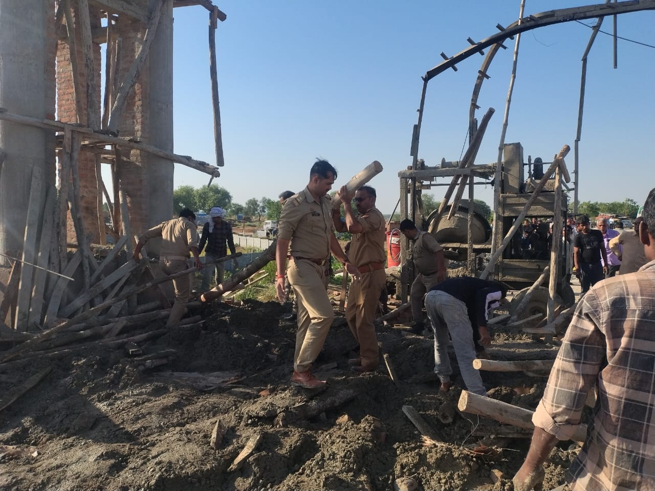 फोटो - 33 औरैया जिला अस्पताल में इलाज कराते घायल मजदूर।